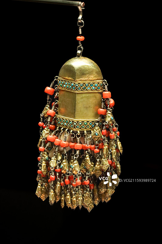 中国国家博物馆展出的乌兹别克斯坦的吊坠“亚里姆•提尔诺克”，吊坠由绿松石和珊瑚构成，下面悬挂两老虎牙图片素材