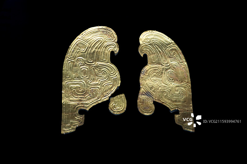 中国国家博物馆展出的春秋早期黄金鸱鸮形马胄饰图片素材