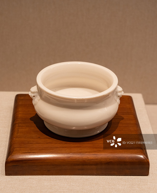 深圳博物馆展示的明代文物德化窑白釉炉图片素材