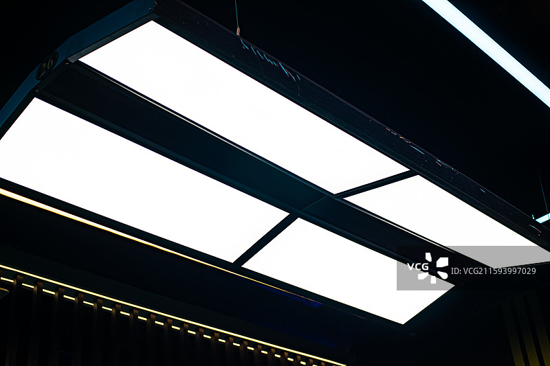 中国业余生活休闲娱乐拍摄主题，台球厅台球室球桌上面的方形的照明设备照明灯，室内无人图像摄影图片素材