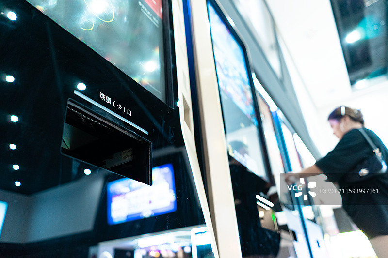 中国文化传媒影视行业拍摄主题，电影院大厅里的自助取票区的人工智能机器设备取票卡口，室内人图像摄影图片素材
