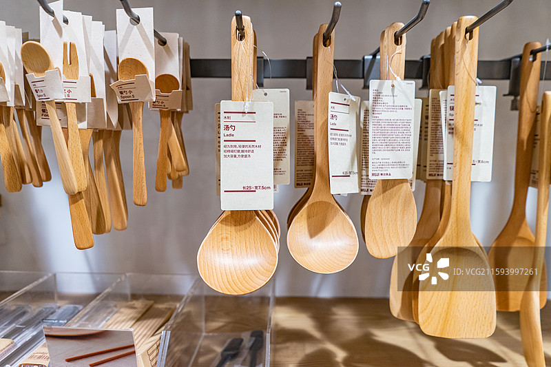 中国生活居家用品拍摄主题，成一排的木制的金属质感的勺子，室内无人图像摄影图片素材