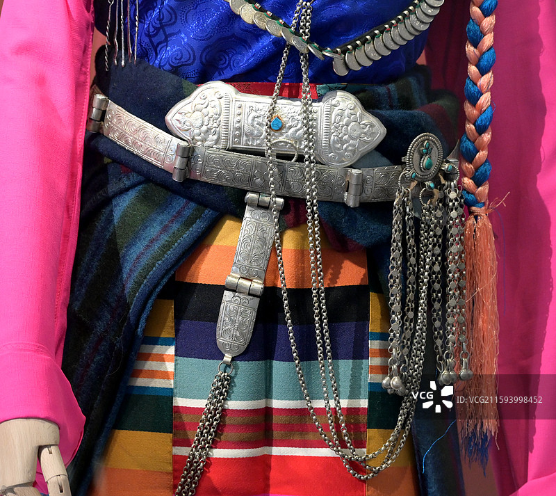 西藏服饰的银饰品图片素材