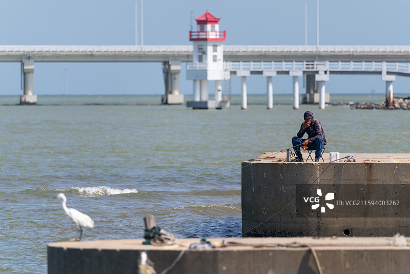 海边钓鱼客图片素材