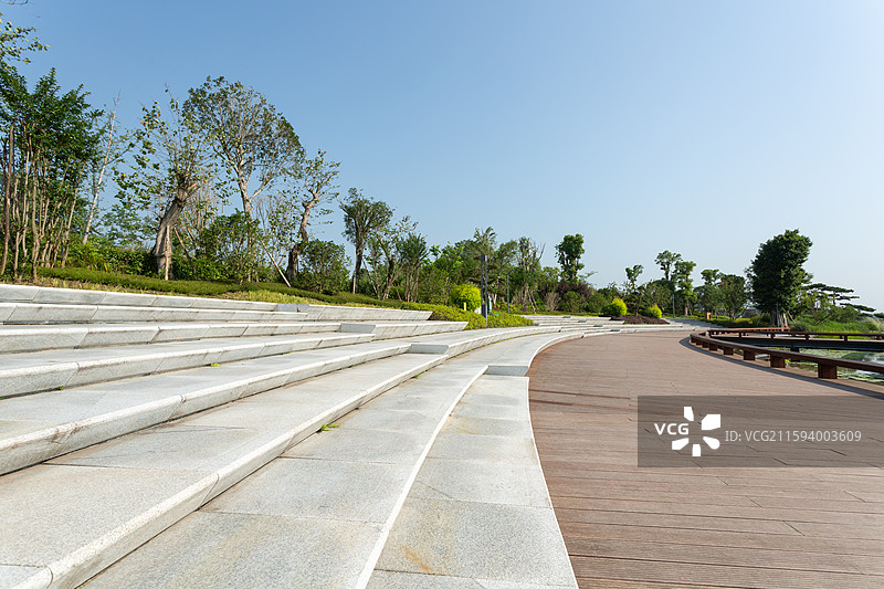 玉泉湖公园湖边休闲广场图片素材