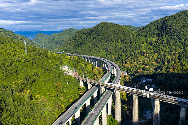 航拍沪渝高速与宜万铁路在湖北恩施市白果乡交汇一列高铁从高架桥上过境图片素材