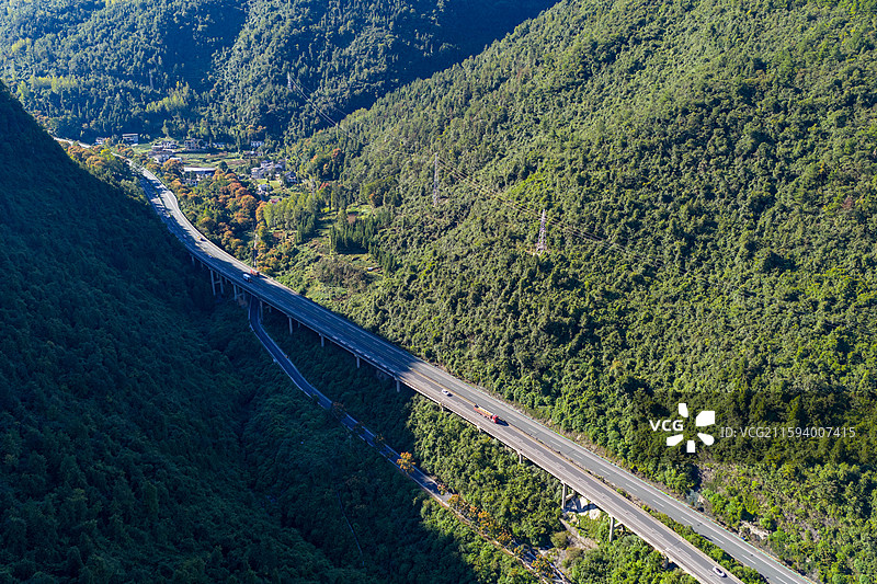 航拍沪渝高速与宜万铁路在湖北恩施市白果乡交汇过境风光图片素材