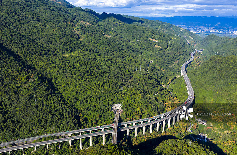 航拍沪渝高速与宜万铁路在湖北恩施市白果乡交汇过境风光图片素材
