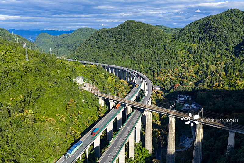 航拍沪渝高速与宜万铁路在湖北恩施市白果乡交汇过境风光图片素材