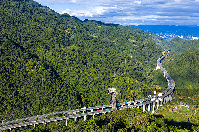 航拍沪渝高速与宜万铁路在湖北恩施市白果乡交汇过境风光图片素材