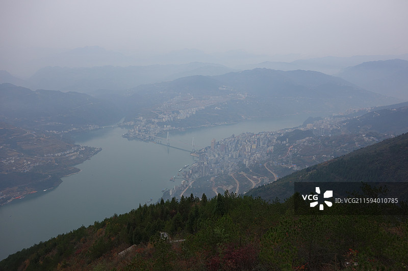 湖北省恩施州巴东县大面山巫峡之巅拍巴东县城和巫峡大拐弯图片素材