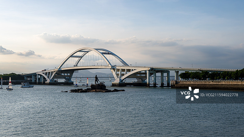 厦门五缘湾湿地公园五缘大桥国际游艇会晴天水晶天白色拱桥横跨水面帆船雕塑天空全景构图图片素材