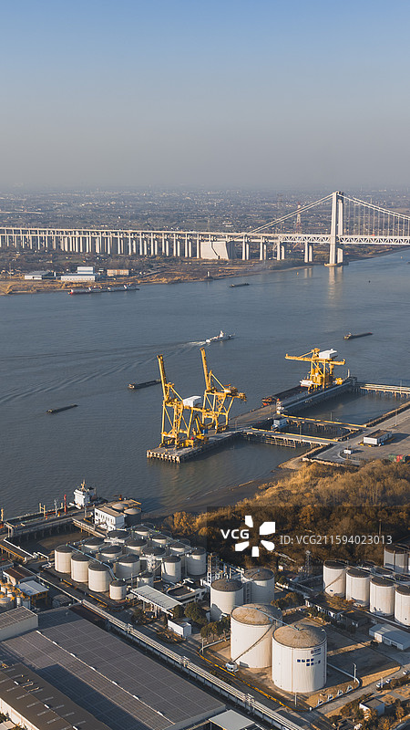 繁忙的长江江苏镇江五峰山长江大桥段和江边的化工园区和港口图片素材