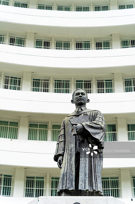 泰国清迈大学的玛希敦阿杜德亲王雕像图片素材