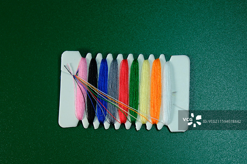 彩色缝纫线。针特写。七彩。彩虹细线。缝补。缝纫线。线板。设计素材图片素材