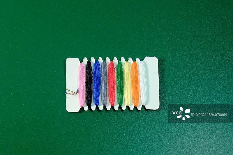 彩色缝纫线。针特写。七彩。彩虹细线。缝补。缝纫线。线板。设计素材图片素材