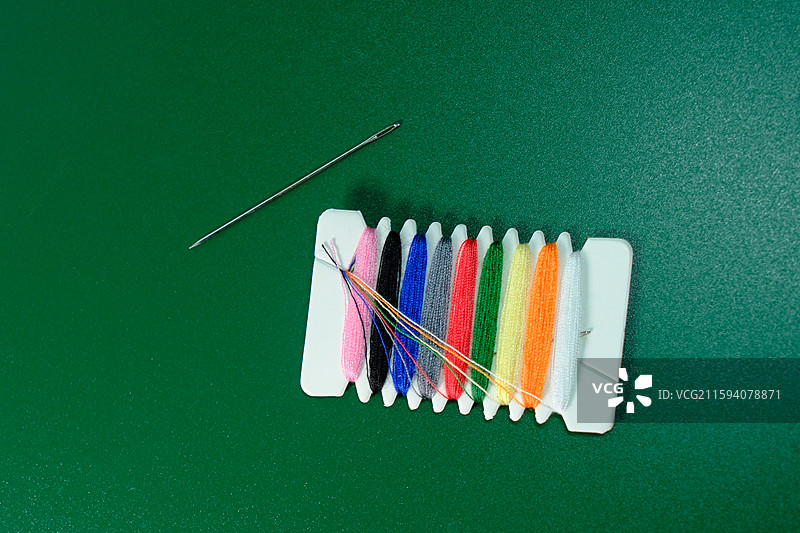 彩色缝纫线。针特写。七彩。彩虹细线。缝补。缝纫线。线板。设计素材图片素材