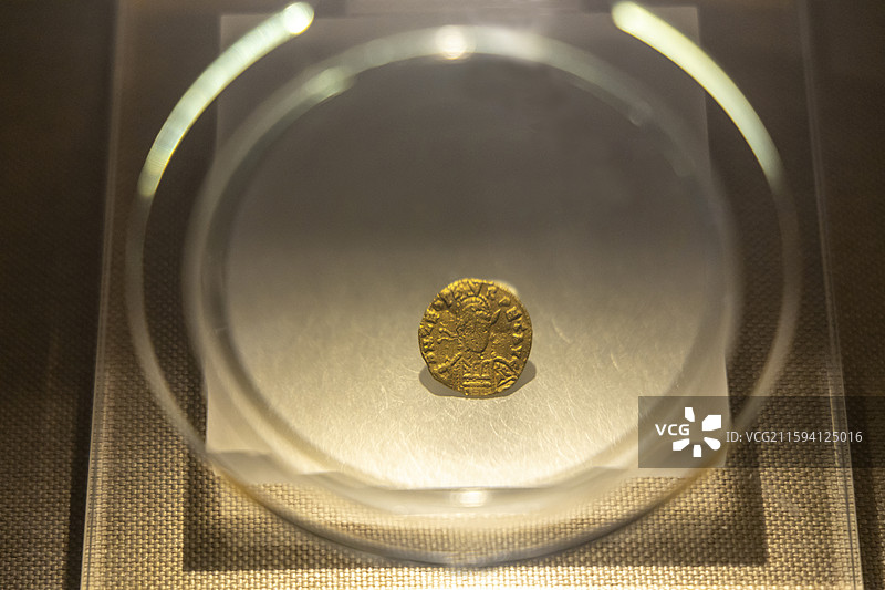 呼和浩特博物院：东罗马金币（公元4世纪，呼和浩特市武川县西乌兰不浪乡头号村出土，呼和浩特博物院藏）图片素材