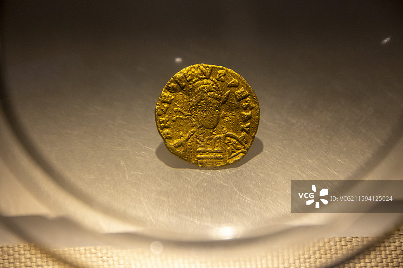 呼和浩特博物院：东罗马金币（公元4世纪，呼和浩特市武川县西乌兰不浪乡头号村出土，呼和浩特博物院藏）图片素材