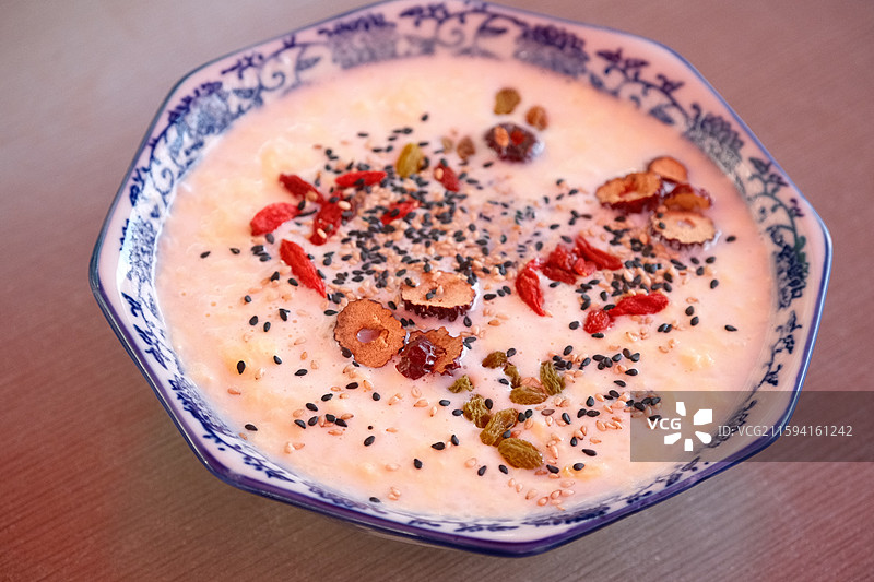 中国西北特色美食牛奶鸡蛋醪糟图片素材