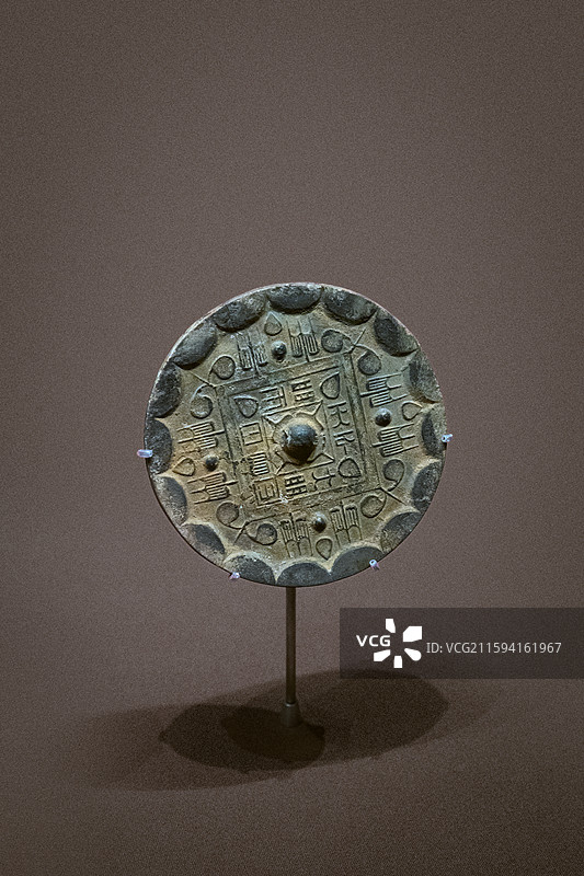 襄阳市博物馆新馆展品·草叶纹镜。西汉（前202-8年）2003年襄阳市枣阳琚湾镇果园墓地49号墓出土图片素材