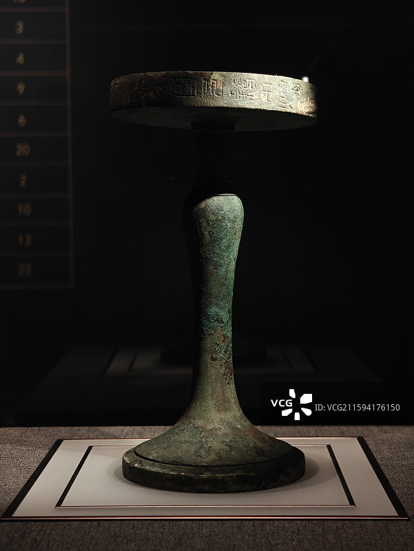 江西南昌海昏侯遗址博物馆珍贵文物-“昌邑籍田”铭文青铜豆形灯图片素材
