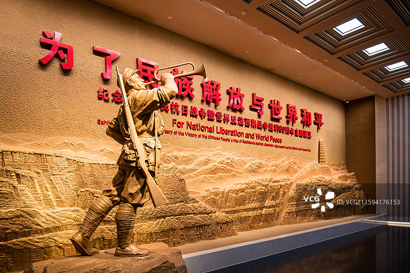 北京市丰台区宛平城中国人民抗日战争纪念馆的主题雕塑——八路军新四军战士吹响军号图片素材