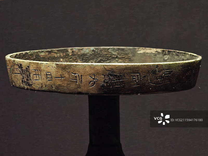 江西南昌海昏侯遗址博物馆珍贵文物-“昌邑”铭文青铜豆形灯图片素材