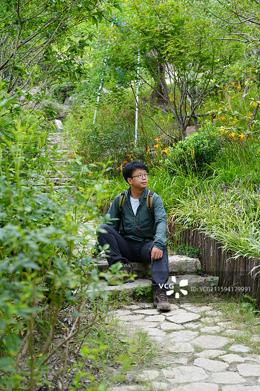 双子山：是公园最大的标志性景观，占地30万平方米，由48米高的主峰和37米高的次峰组成图片素材