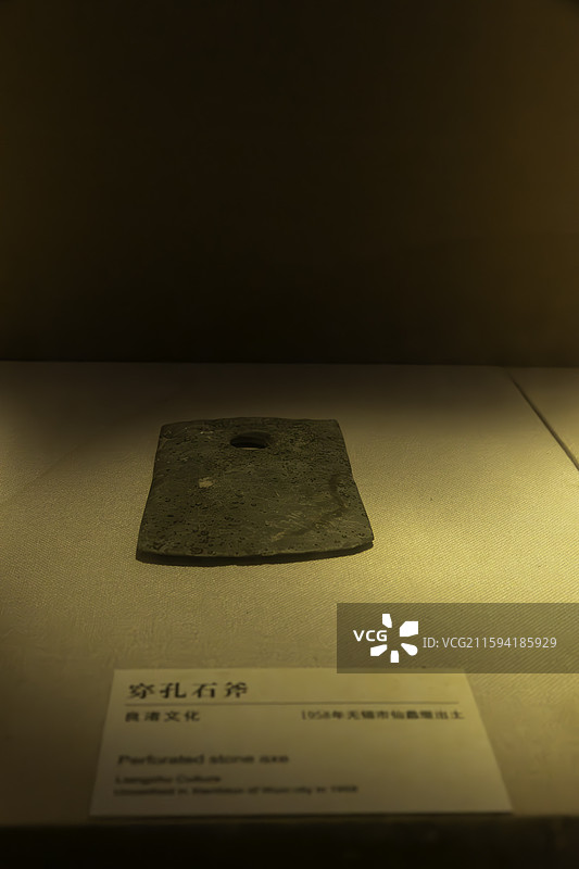 无锡博物院良渚文化穿孔石斧 仙蠡墩出土图片素材