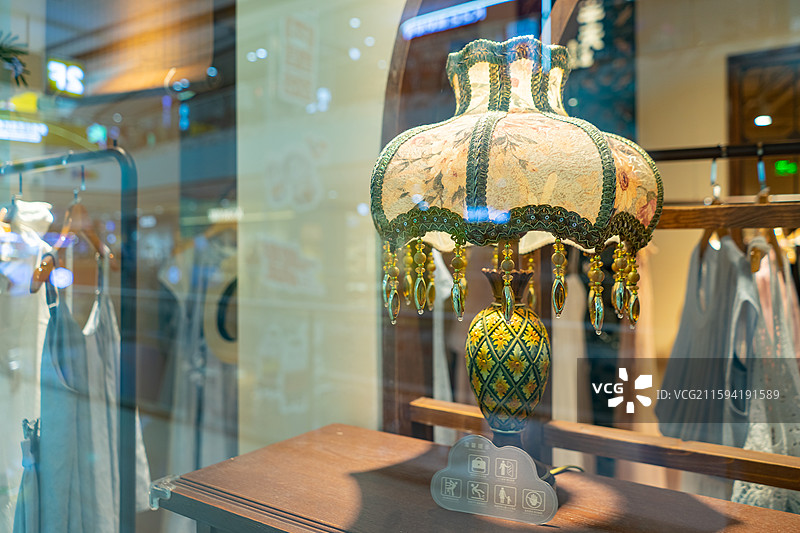 中国房地产城市健康生活拍摄主题，住宅内部环境，起居室里琉璃复古风格台灯，室内无人图像摄影图片素材