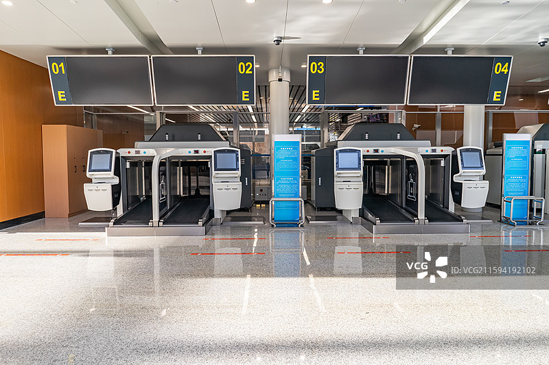 中国国际港澳台出发机场值机登机大厅票务安检区托运行李传送带入口和航班动态大屏幕，室内无人图像摄影图片素材