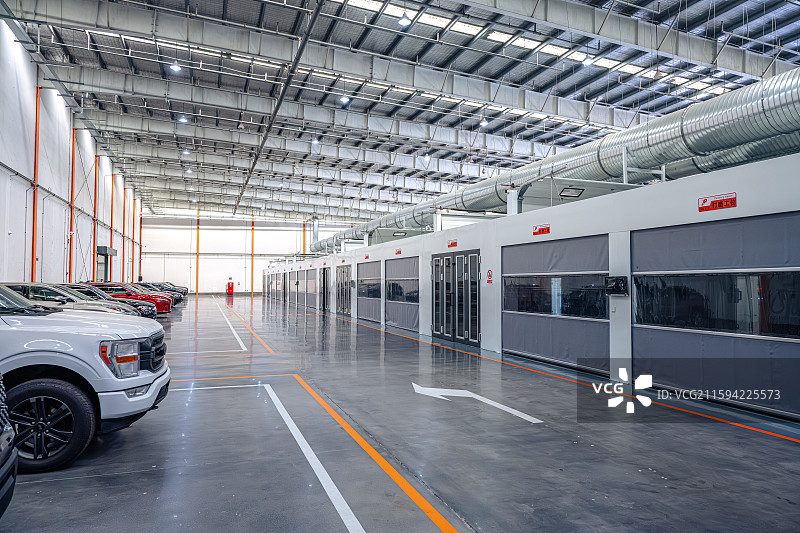 汽车保税维修业务 汽车修理厂内景 带有废气通风除尘功能的车间 上海临港自贸区 洋山特殊综合保税区图片素材