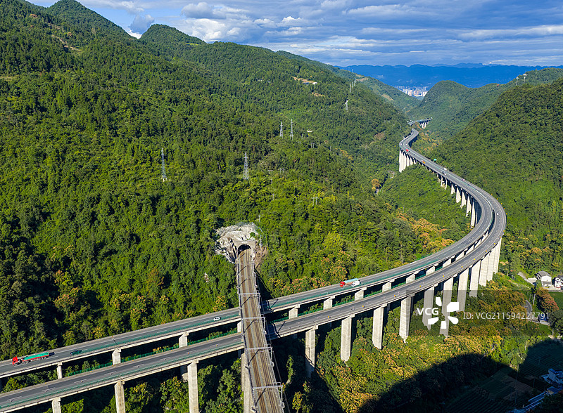 航拍沪渝高速与宜万铁路在湖北恩施市白果乡交汇过境风光图片素材