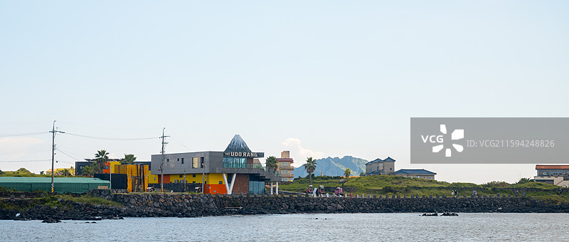 牛岛与远处的日出峰图片素材