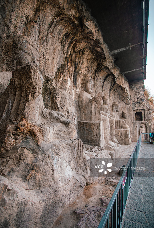 河南洛阳龙门石窟清明寺摩崖三佛龛图片素材