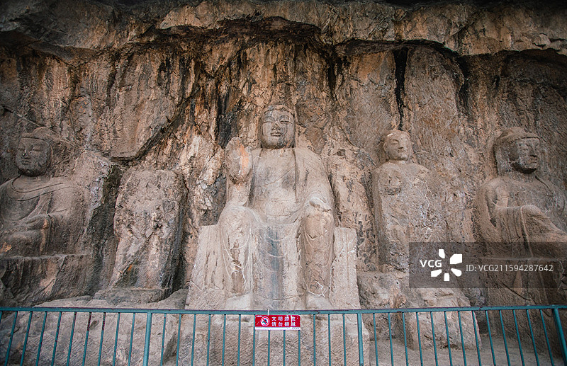 河南洛阳龙门石窟清明寺摩崖三佛龛图片素材