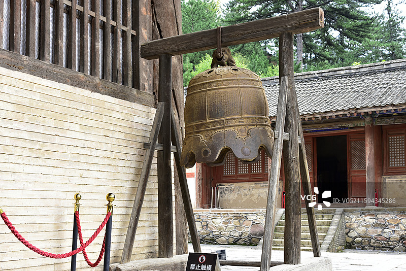 山西省忻州市五台山古建筑佛光寺铜钟古钟图片素材