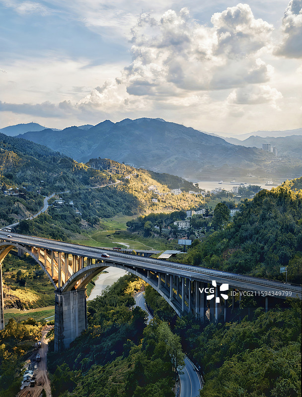 江山如画桥自横，从此天堑变通途图片素材