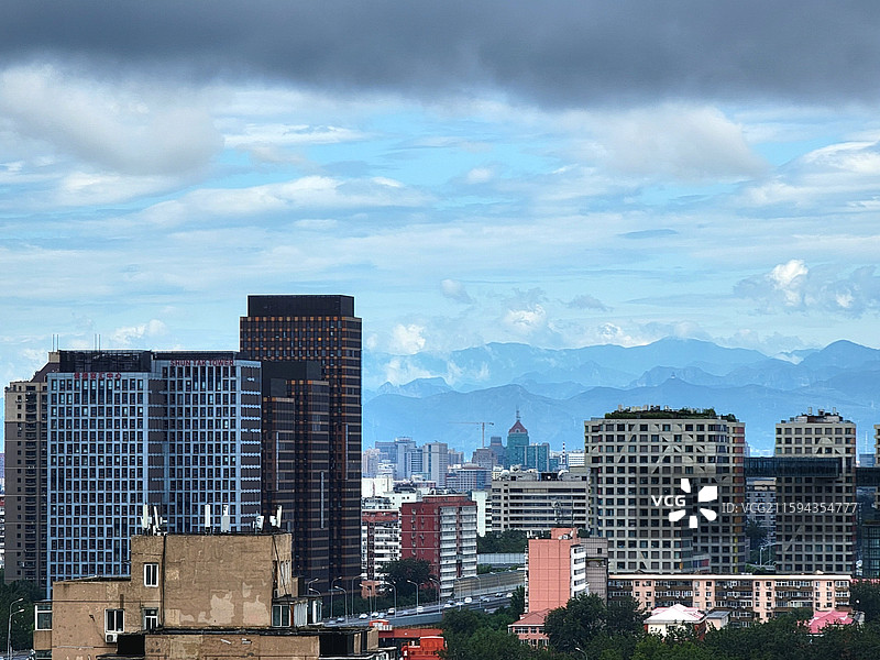 中国北京，从亮马桥眺望北京的高楼和西山图片素材