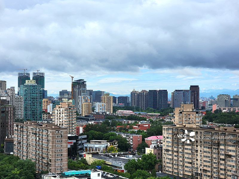 中国北京，从亮马桥眺望北京西方的城市天际线图片素材