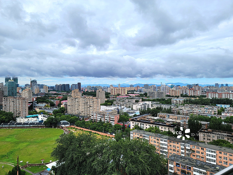 中国北京，从亮马桥眺望北京西北方向的城市天际线图片素材