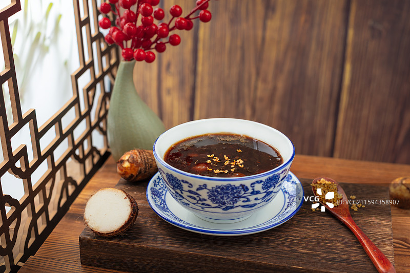 木桌上的美味桂花糖芋苗图片素材