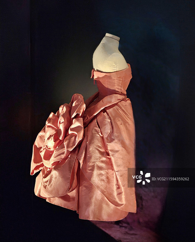 迪奥1956年秋冬高级定制“滑稽歌剧”礼服微缩模型图片素材