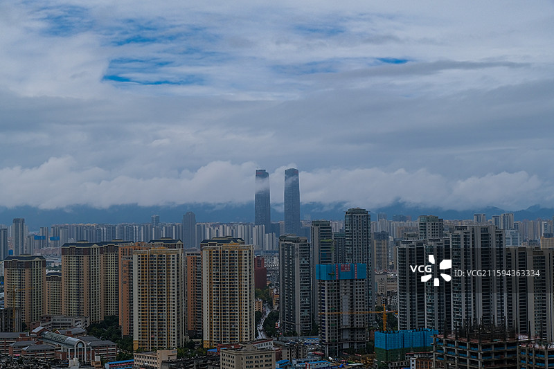 云南昆明市区高楼大厦万达双塔，高耸入云的高楼图片素材