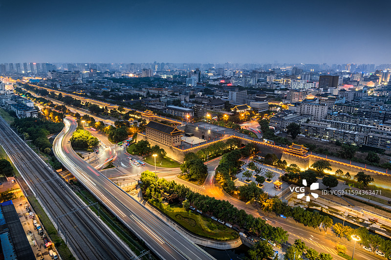 西安城墙安远门日转夜图片素材