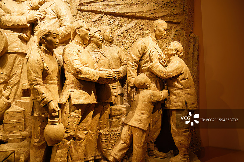 北京丰台区宛平城中国人民抗日战争纪念馆展览的大娘送子参军雕像图片素材