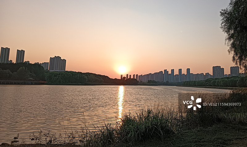 夕阳下的蒲河景观图片素材