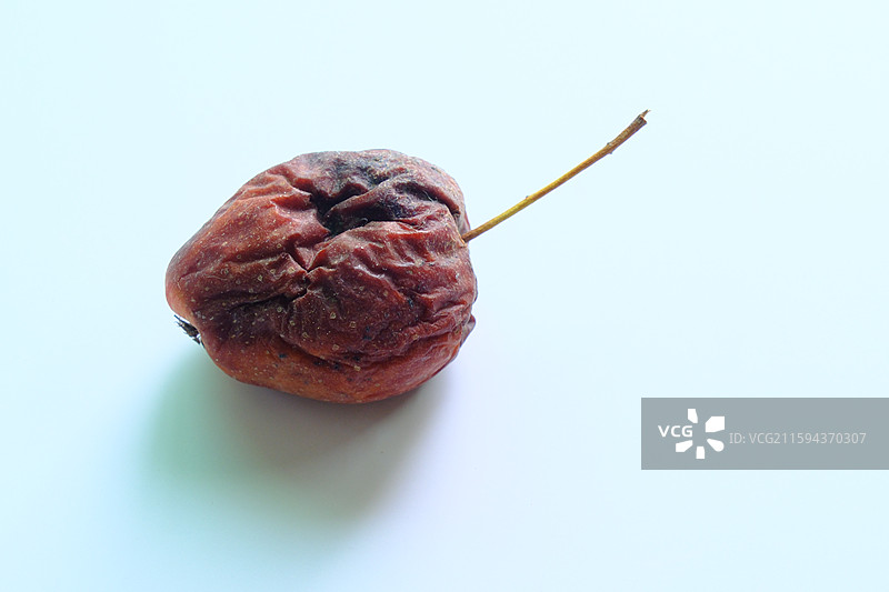 烂果子。烂苹果。腐烂的鸡心果。白色背景设计素材。背景分离图片素材