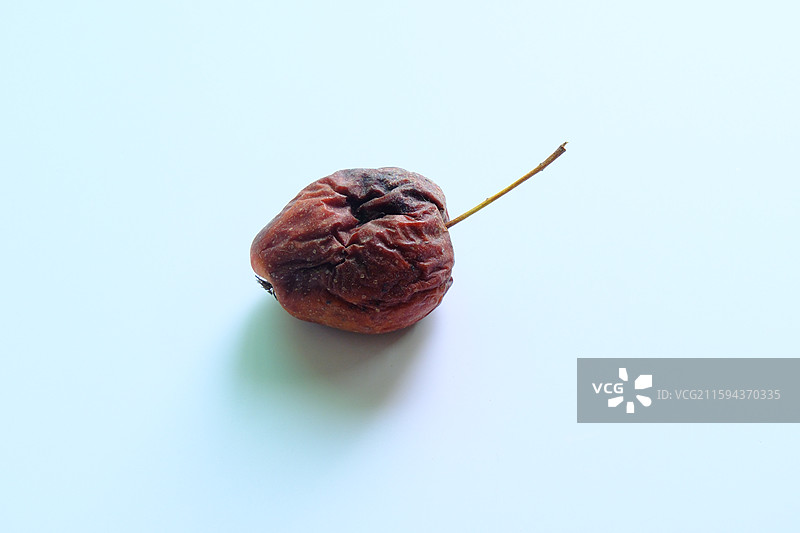 烂果子。烂苹果。腐烂的鸡心果。白色背景设计素材。背景分离图片素材